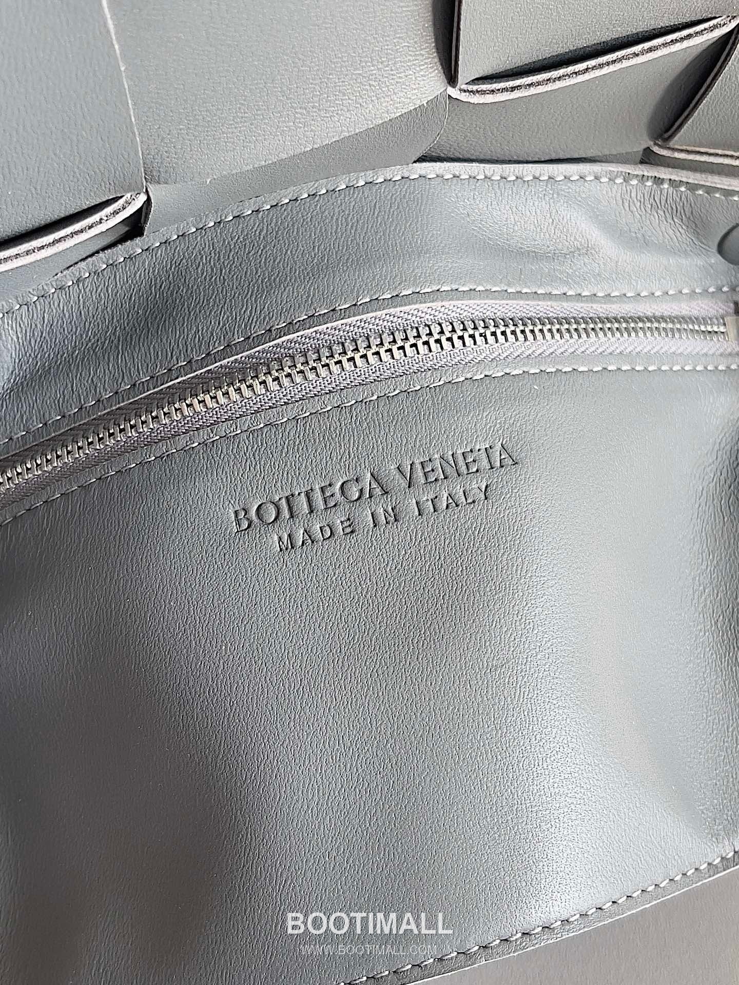 Bottega Veneta Cassette Intrecciato Lambskin Crossbody Bag with Triangle Stitch Detail 보테가베네타 카세트 인트레치아토 램스킨 크로스바디백 삼각 스티치 23cm 8