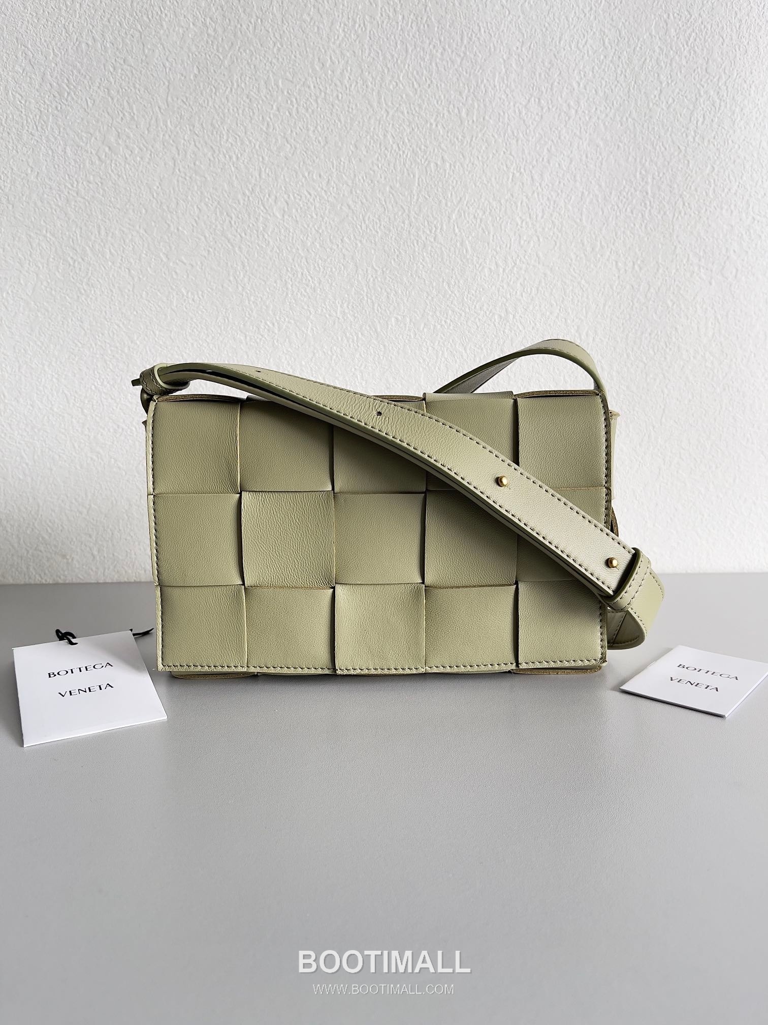 Bottega Veneta Cassette Intrecciato Lambskin Crossbody Bag with Triangle Stitch Detail 보테가베네타 카세트 인트레치아토 램스킨 크로스바디백 삼각 스티치 23cm 1