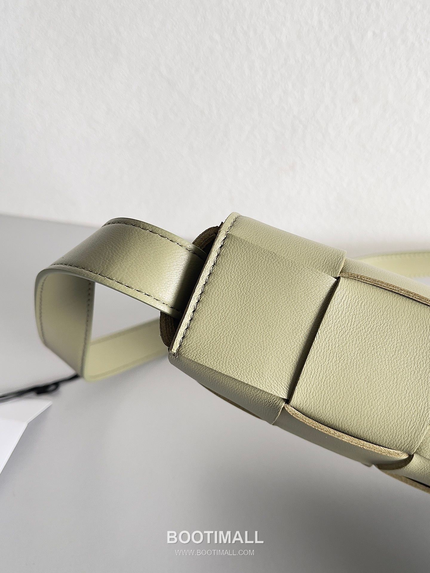 Bottega Veneta Cassette Intrecciato Lambskin Crossbody Bag with Triangle Stitch Detail 보테가베네타 카세트 인트레치아토 램스킨 크로스바디백 삼각 스티치 23cm 3