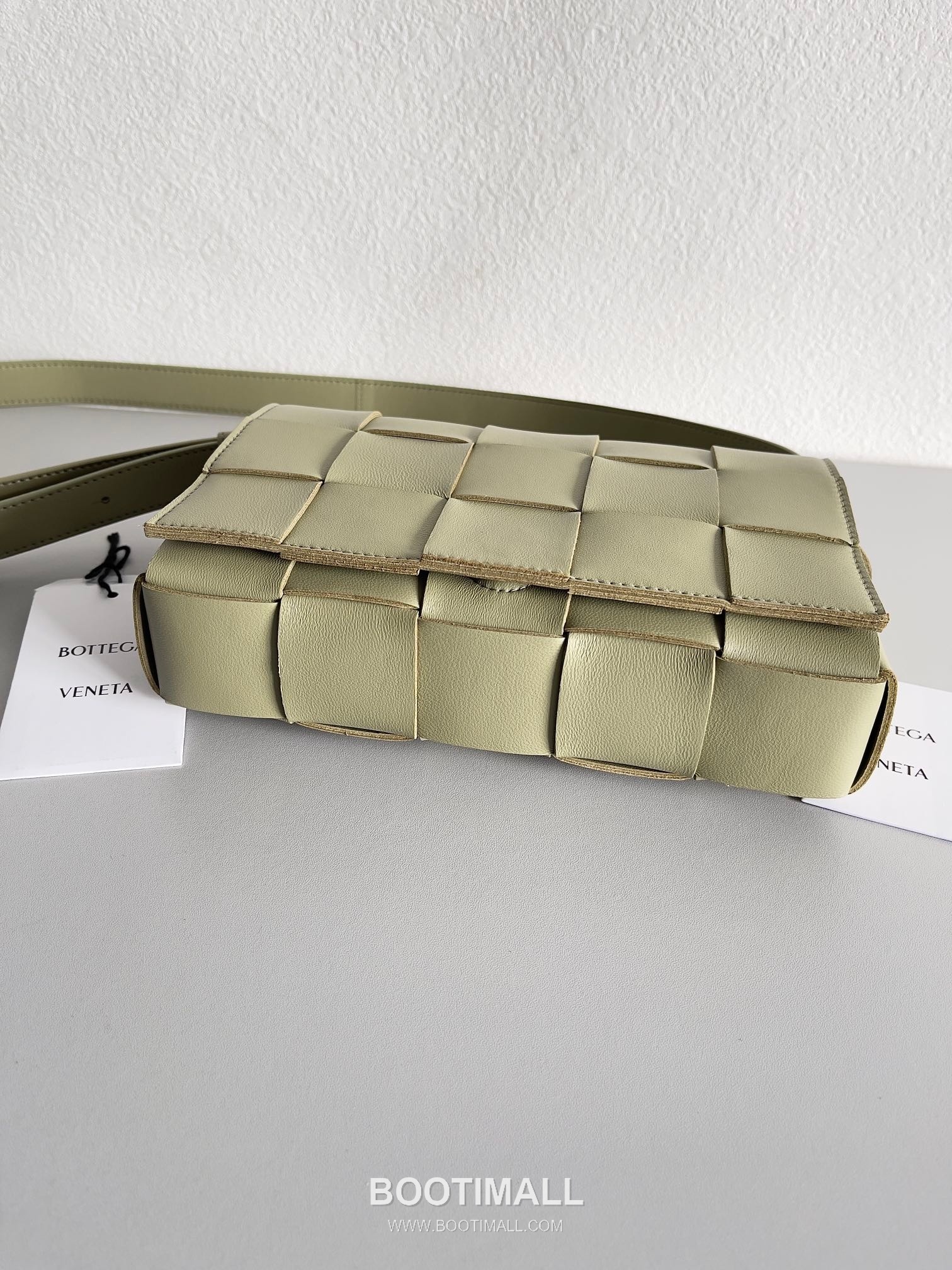 Bottega Veneta Cassette Intrecciato Lambskin Crossbody Bag with Triangle Stitch Detail 보테가베네타 카세트 인트레치아토 램스킨 크로스바디백 삼각 스티치 23cm 4