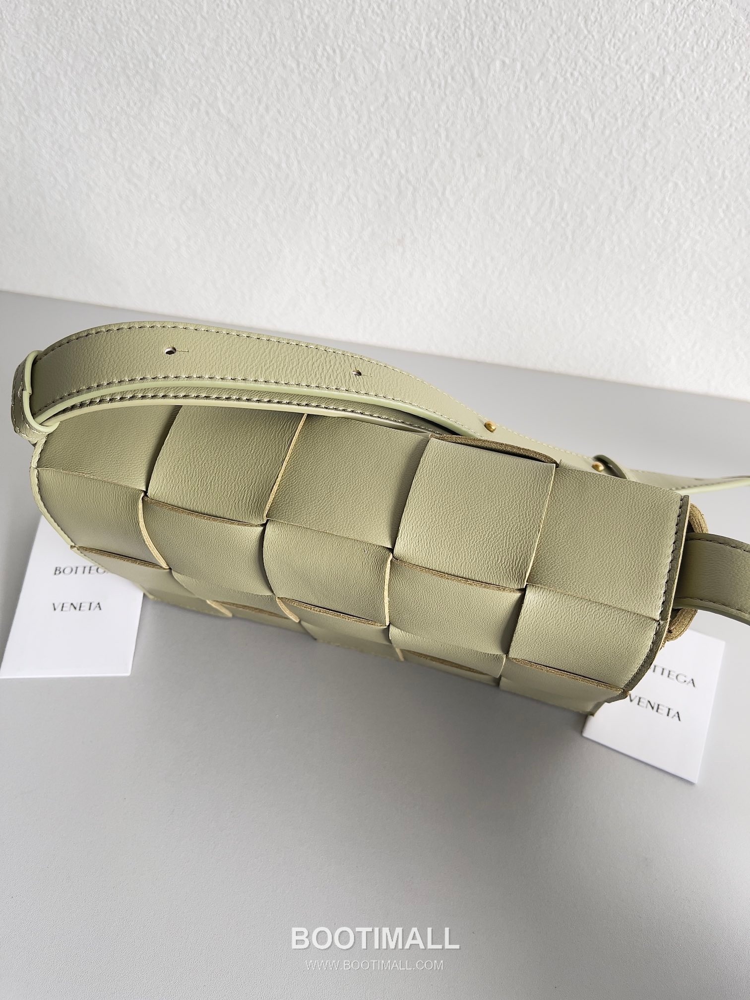 Bottega Veneta Cassette Intrecciato Lambskin Crossbody Bag with Triangle Stitch Detail 보테가베네타 카세트 인트레치아토 램스킨 크로스바디백 삼각 스티치 23cm 5