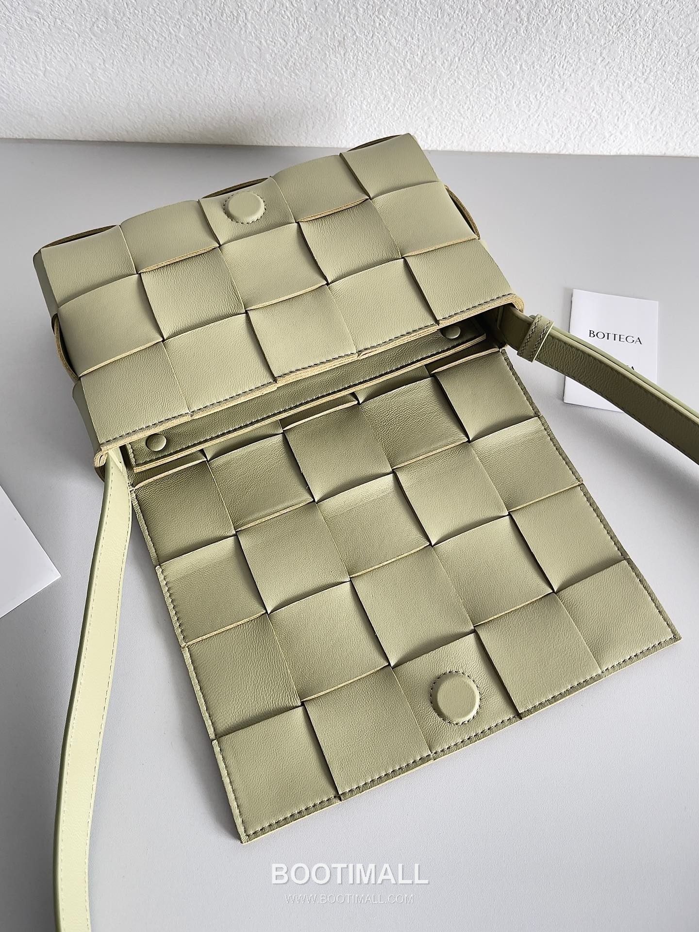 Bottega Veneta Cassette Intrecciato Lambskin Crossbody Bag with Triangle Stitch Detail 보테가베네타 카세트 인트레치아토 램스킨 크로스바디백 삼각 스티치 23cm 6