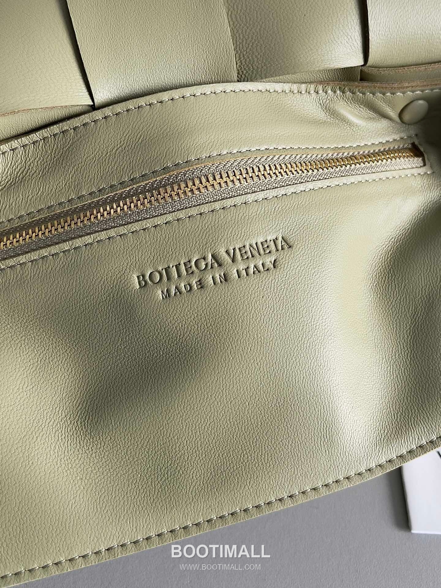 Bottega Veneta Cassette Intrecciato Lambskin Crossbody Bag with Triangle Stitch Detail 보테가베네타 카세트 인트레치아토 램스킨 크로스바디백 삼각 스티치 23cm 7