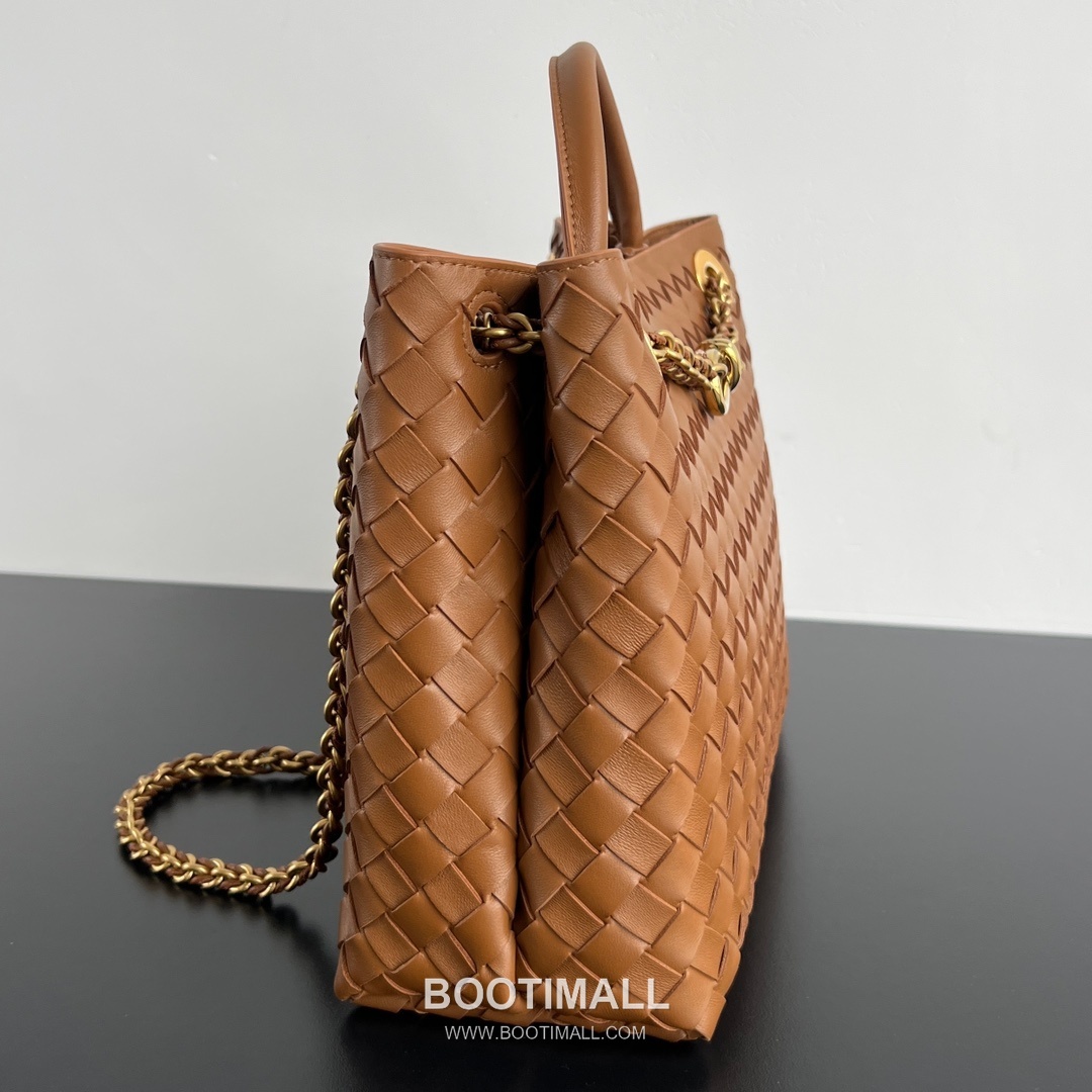 Bottega Veneta Andiamo Intrecciato Leather Chain Shoulder Bag with Brass Chain Detail 보테가베네타 안디아모 인트레치아토 가죽 체인 숄더백 황동 체인 32cm 2