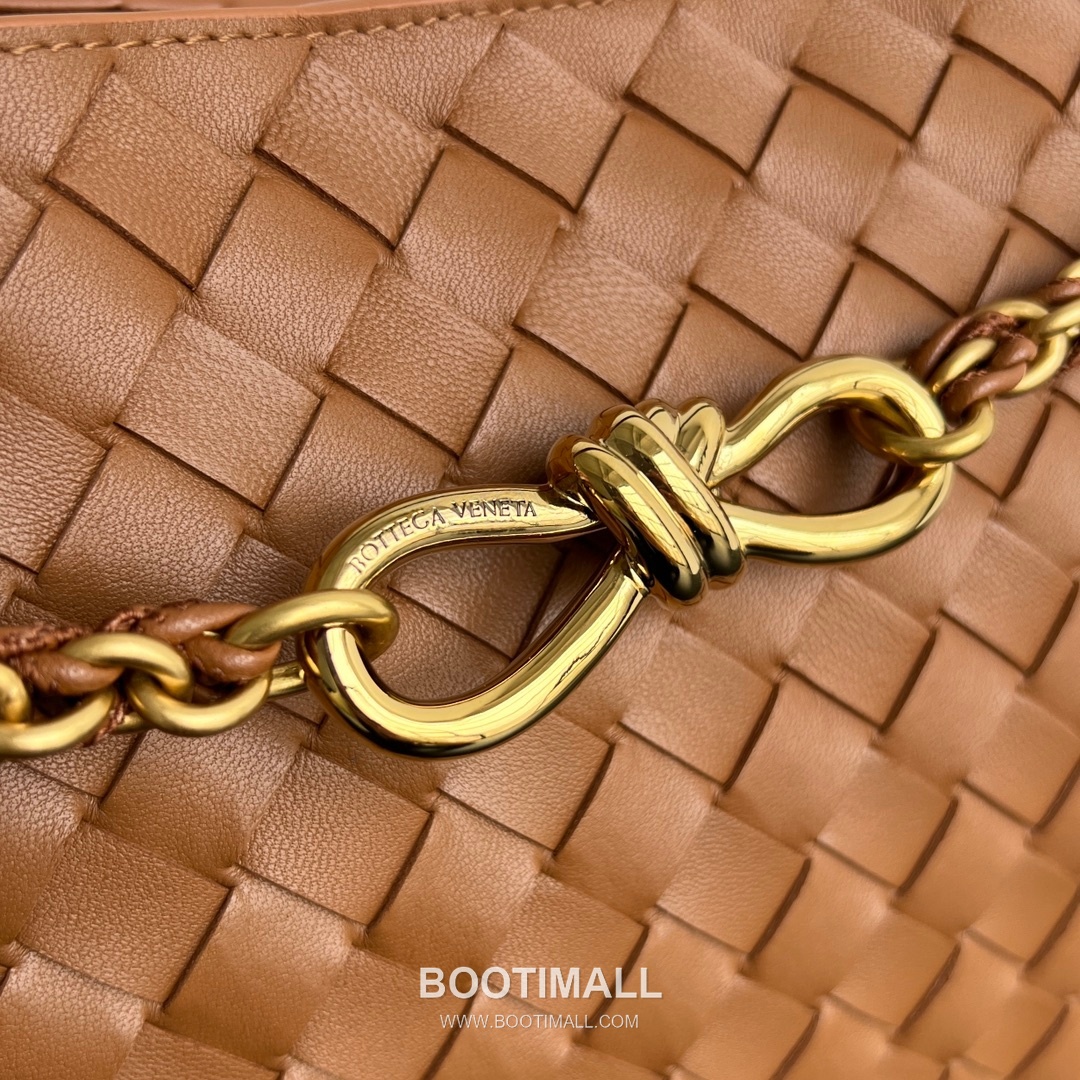 Bottega Veneta Andiamo Intrecciato Leather Chain Shoulder Bag with Brass Chain Detail 보테가베네타 안디아모 인트레치아토 가죽 체인 숄더백 황동 체인 32cm 6