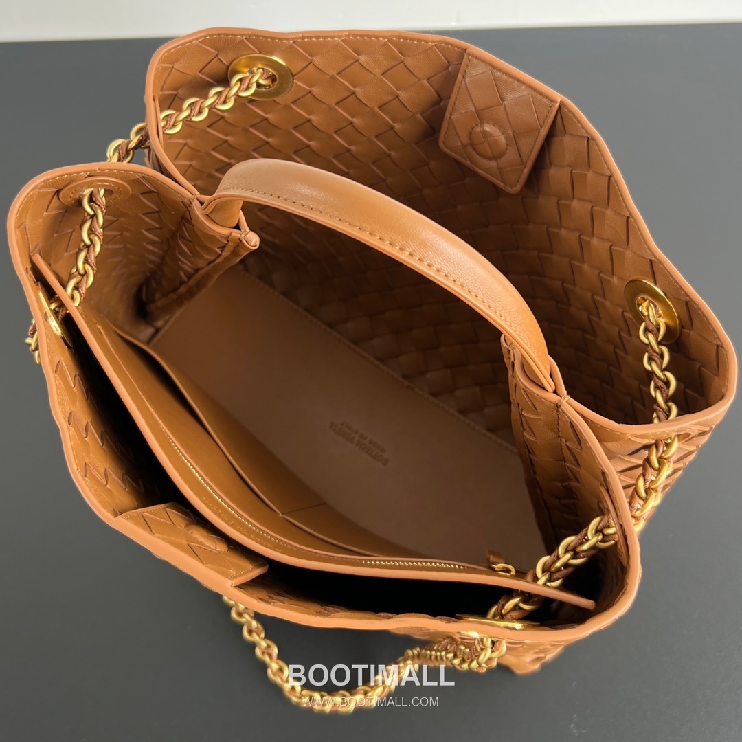 Bottega Veneta Andiamo Intrecciato Leather Chain Shoulder Bag with Brass Chain Detail 보테가베네타 안디아모 인트레치아토 가죽 체인 숄더백 황동 체인 32cm 7