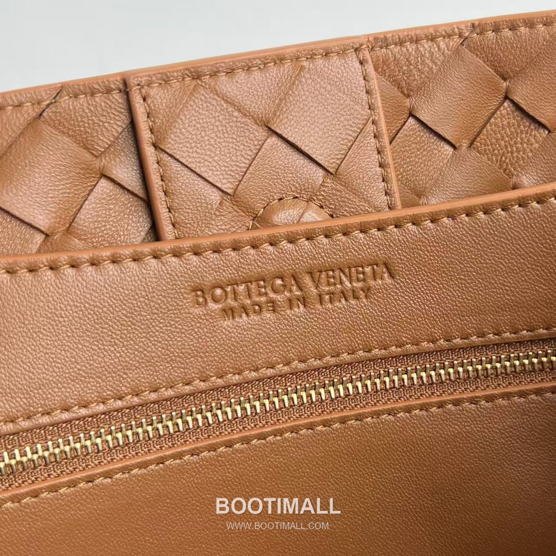 Bottega Veneta Andiamo Intrecciato Leather Chain Shoulder Bag with Brass Chain Detail 보테가베네타 안디아모 인트레치아토 가죽 체인 숄더백 황동 체인 32cm 8