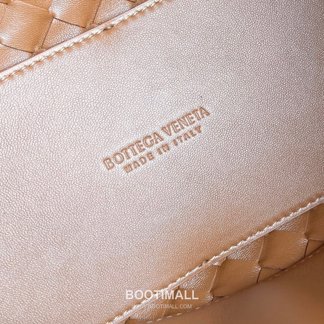 Bottega Veneta Andiamo Intrecciato Leather Chain Shoulder Bag with Brass Chain Detail 보테가베네타 안디아모 인트레치아토 가죽 체인 숄더백 황동 체인 32cm 9