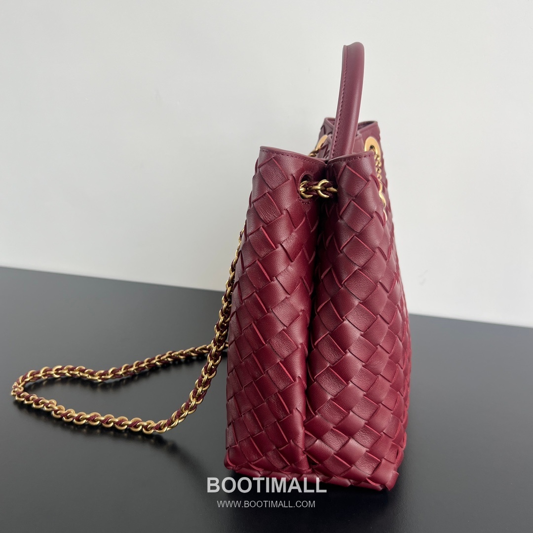 Bottega Veneta Andiamo Intrecciato Leather Chain Shoulder Bag with Brass Chain Detail 보테가베네타 안디아모 인트레치아토 가죽 체인 숄더백 황동 체인 32cm 2