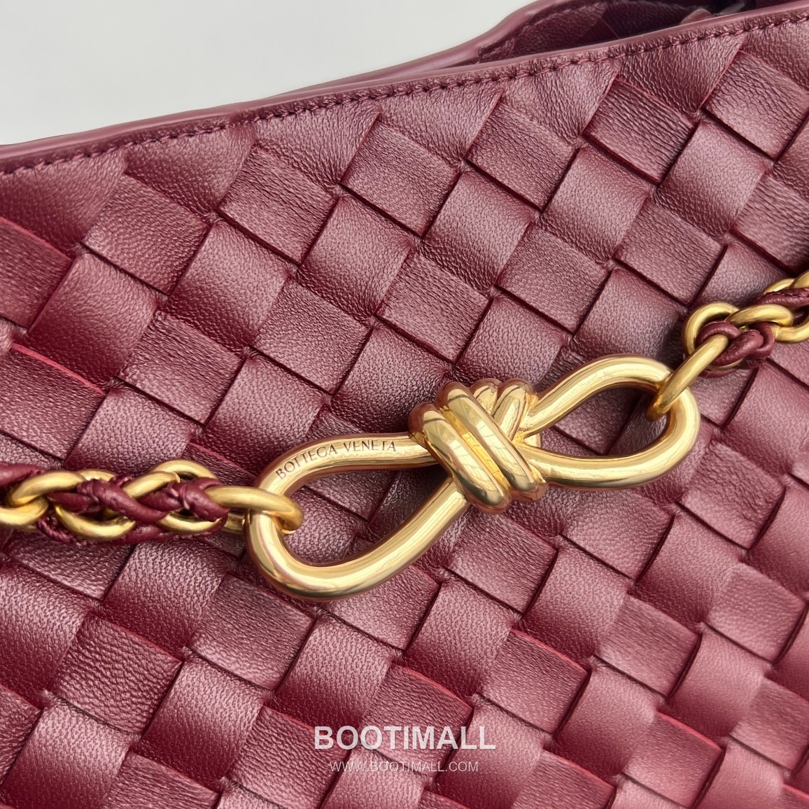 Bottega Veneta Andiamo Intrecciato Leather Chain Shoulder Bag with Brass Chain Detail 보테가베네타 안디아모 인트레치아토 가죽 체인 숄더백 황동 체인 32cm 5