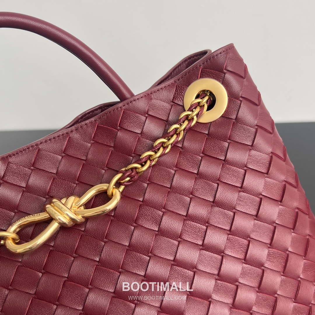 Bottega Veneta Andiamo Intrecciato Leather Chain Shoulder Bag with Brass Chain Detail 보테가베네타 안디아모 인트레치아토 가죽 체인 숄더백 황동 체인 32cm 6