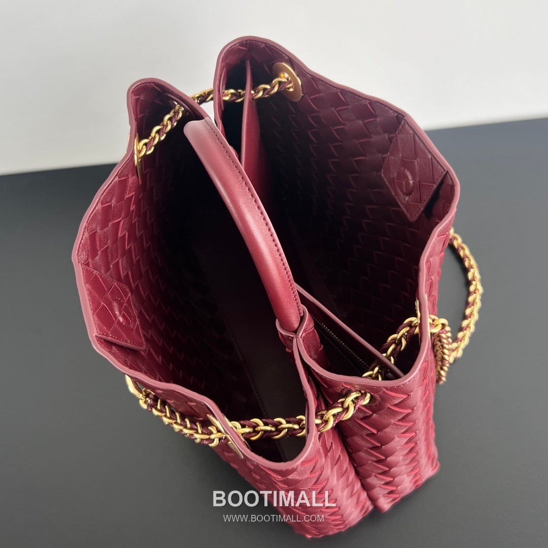 Bottega Veneta Andiamo Intrecciato Leather Chain Shoulder Bag with Brass Chain Detail 보테가베네타 안디아모 인트레치아토 가죽 체인 숄더백 황동 체인 32cm 7