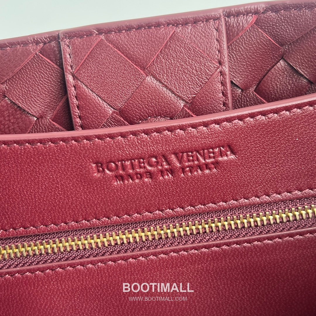Bottega Veneta Andiamo Intrecciato Leather Chain Shoulder Bag with Brass Chain Detail 보테가베네타 안디아모 인트레치아토 가죽 체인 숄더백 황동 체인 32cm 8