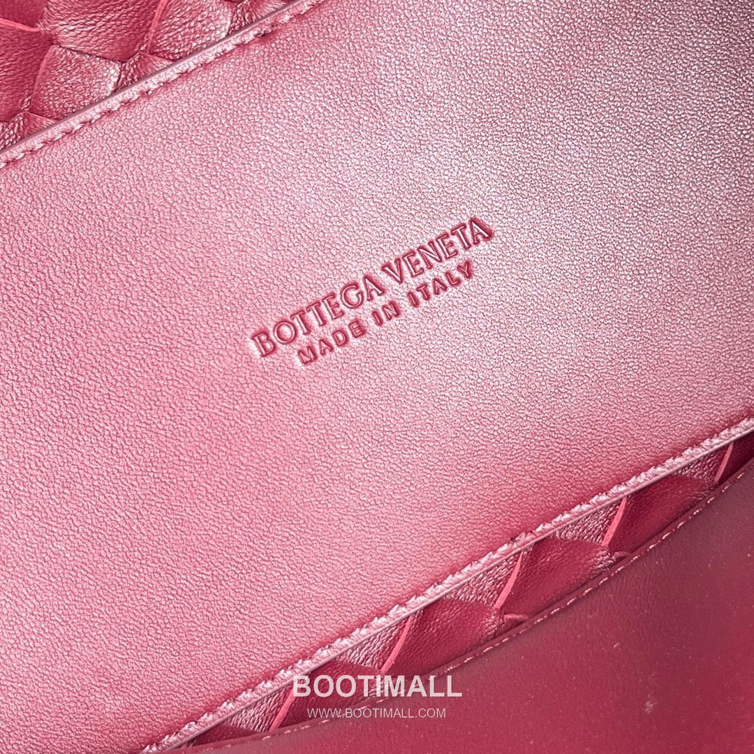 Bottega Veneta Andiamo Intrecciato Leather Chain Shoulder Bag with Brass Chain Detail 보테가베네타 안디아모 인트레치아토 가죽 체인 숄더백 황동 체인 32cm 9