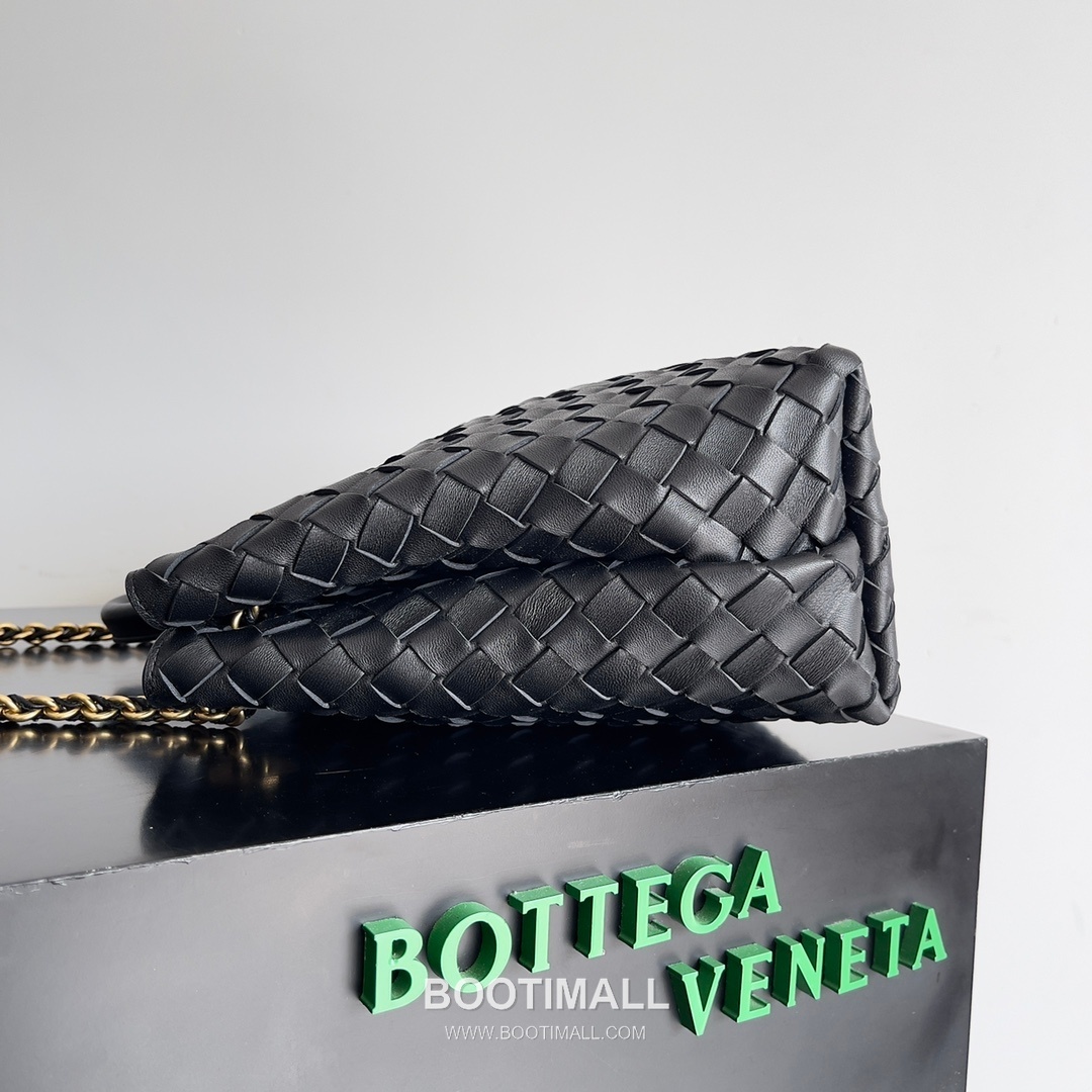 Bottega Veneta Andiamo Intrecciato Leather Chain Shoulder Bag with Brass Chain Detail 보테가베네타 안디아모 인트레치아토 가죽 체인 숄더백 황동 체인 32cm 4