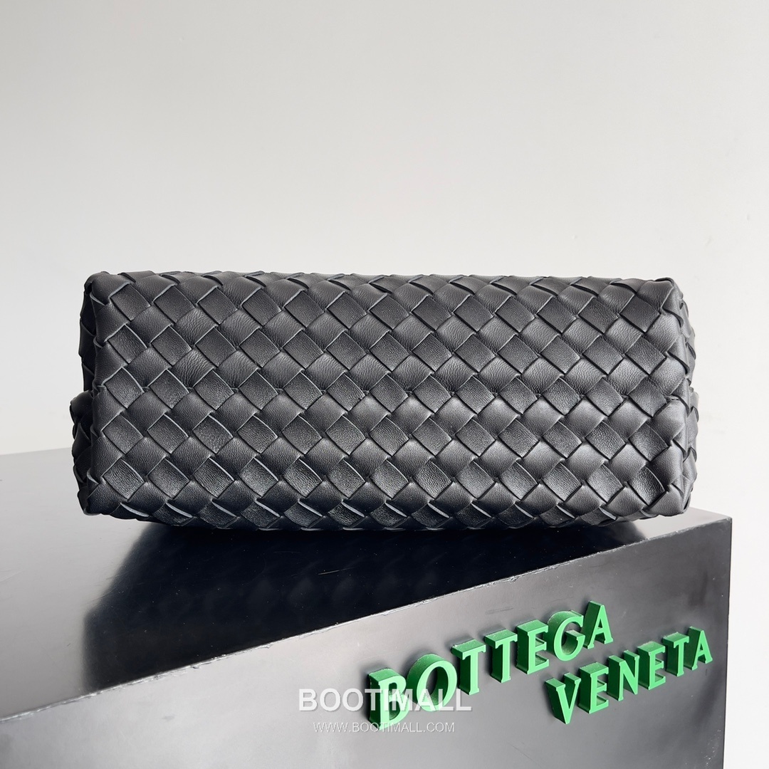 Bottega Veneta Andiamo Intrecciato Leather Chain Shoulder Bag with Brass Chain Detail 보테가베네타 안디아모 인트레치아토 가죽 체인 숄더백 황동 체인 32cm 5