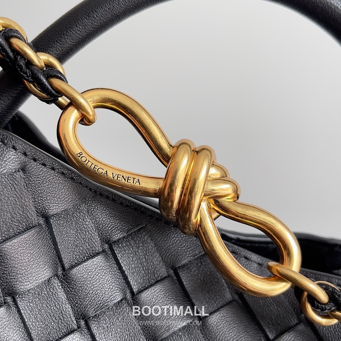 Bottega Veneta Andiamo Intrecciato Leather Chain Shoulder Bag with Brass Chain Detail 보테가베네타 안디아모 인트레치아토 가죽 체인 숄더백 황동 체인 32cm 6