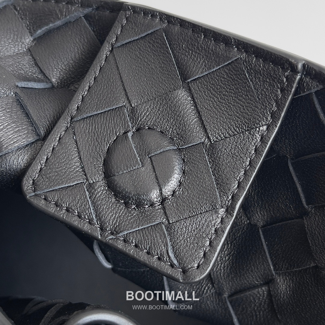 Bottega Veneta Andiamo Intrecciato Leather Chain Shoulder Bag with Brass Chain Detail 보테가베네타 안디아모 인트레치아토 가죽 체인 숄더백 황동 체인 32cm 8