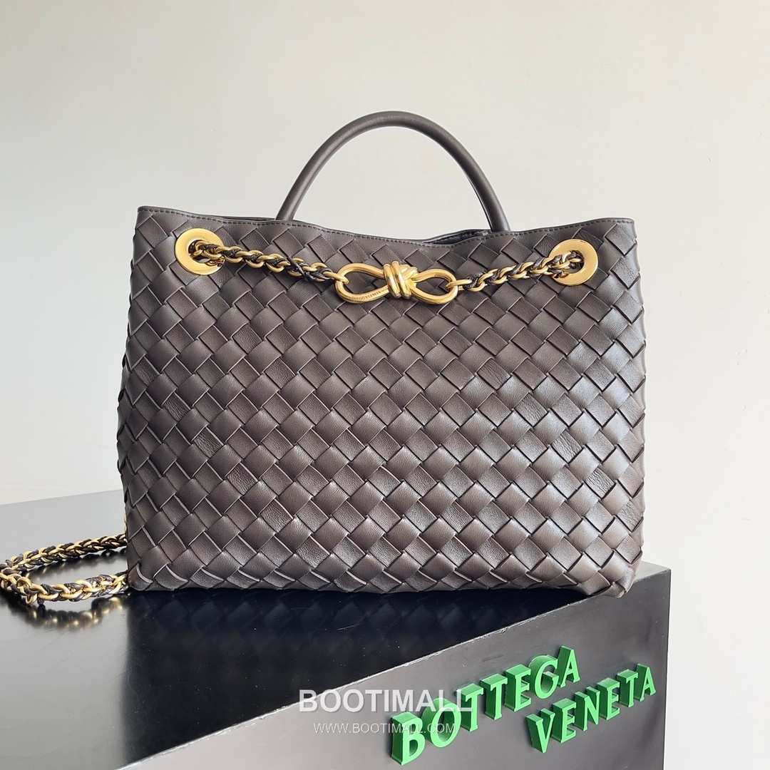 Bottega Veneta Andiamo Intrecciato Leather Chain Shoulder Bag with Brass Chain Detail 보테가베네타 안디아모 인트레치아토 가죽 체인 숄더백 황동 체인 32cm 1