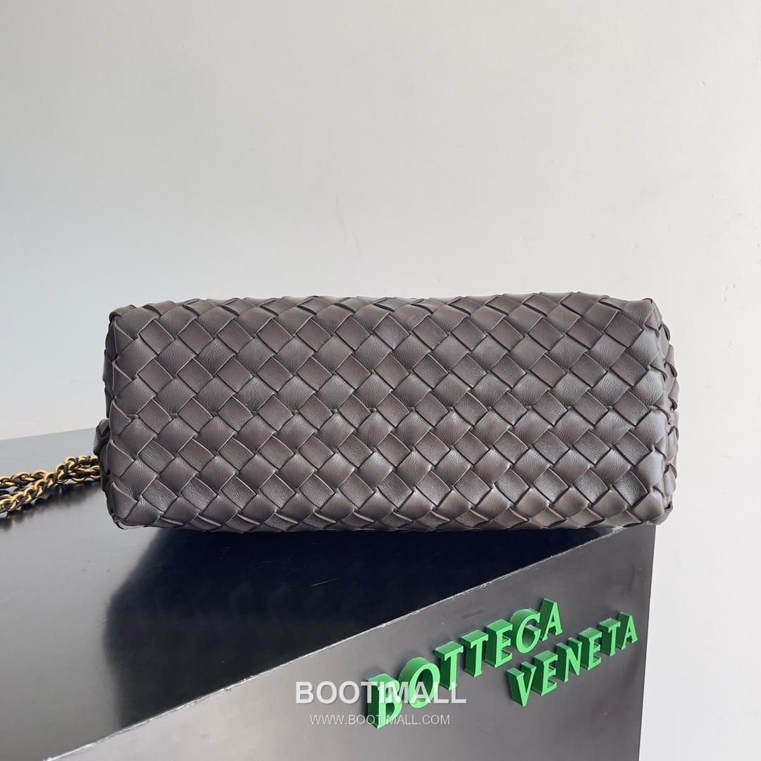 Bottega Veneta Andiamo Intrecciato Leather Chain Shoulder Bag with Brass Chain Detail 보테가베네타 안디아모 인트레치아토 가죽 체인 숄더백 황동 체인 32cm 4