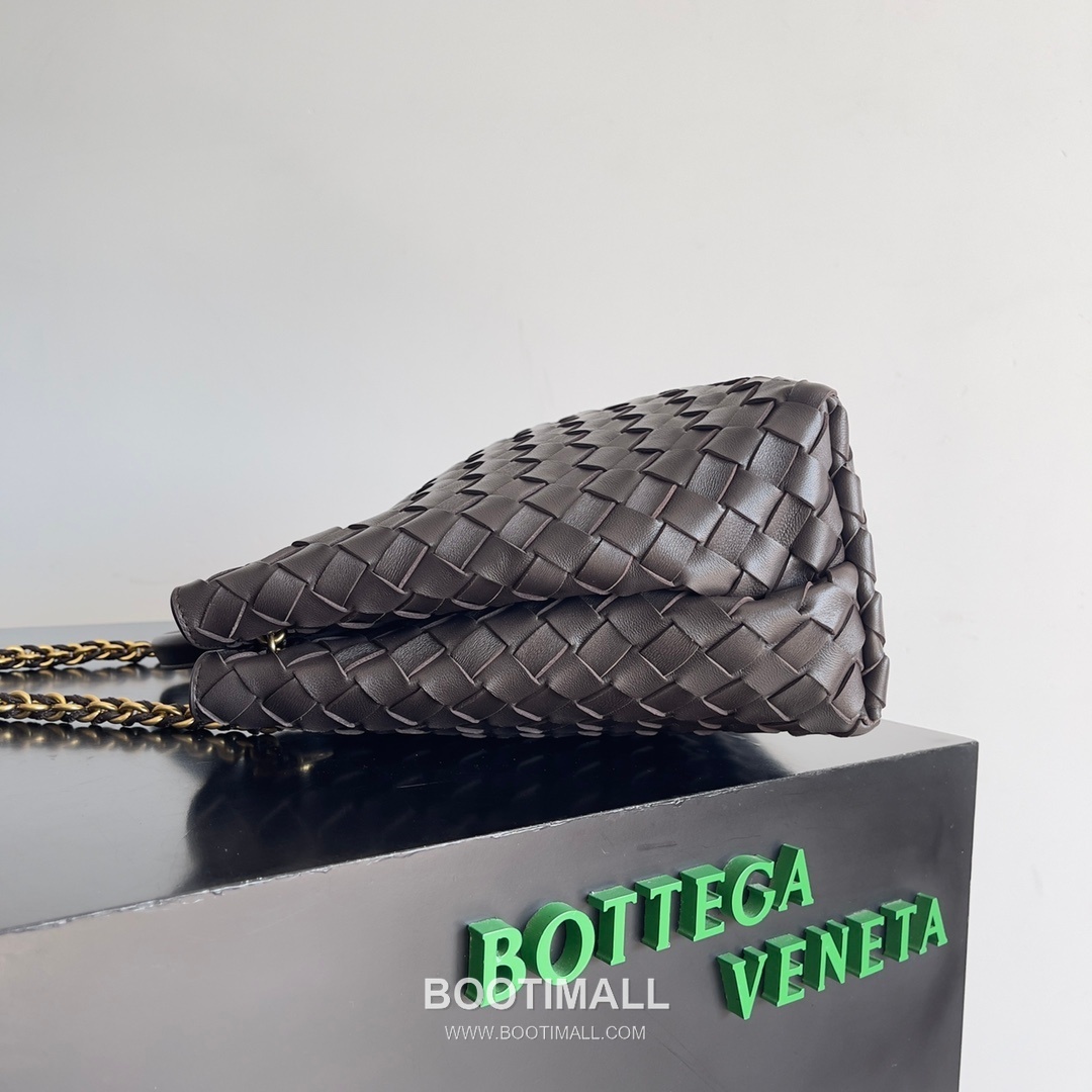 Bottega Veneta Andiamo Intrecciato Leather Chain Shoulder Bag with Brass Chain Detail 보테가베네타 안디아모 인트레치아토 가죽 체인 숄더백 황동 체인 32cm 5