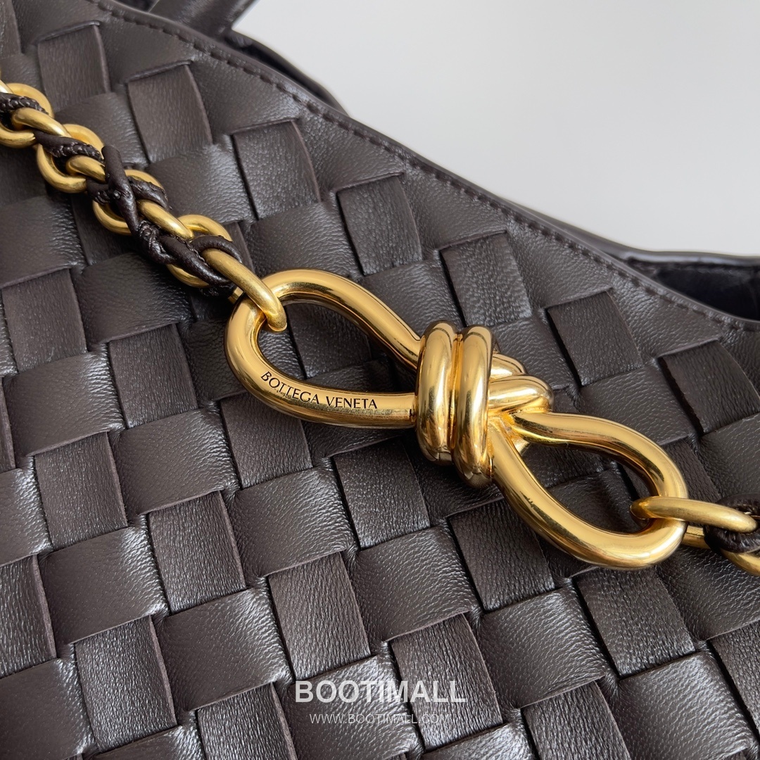 Bottega Veneta Andiamo Intrecciato Leather Chain Shoulder Bag with Brass Chain Detail 보테가베네타 안디아모 인트레치아토 가죽 체인 숄더백 황동 체인 32cm 6