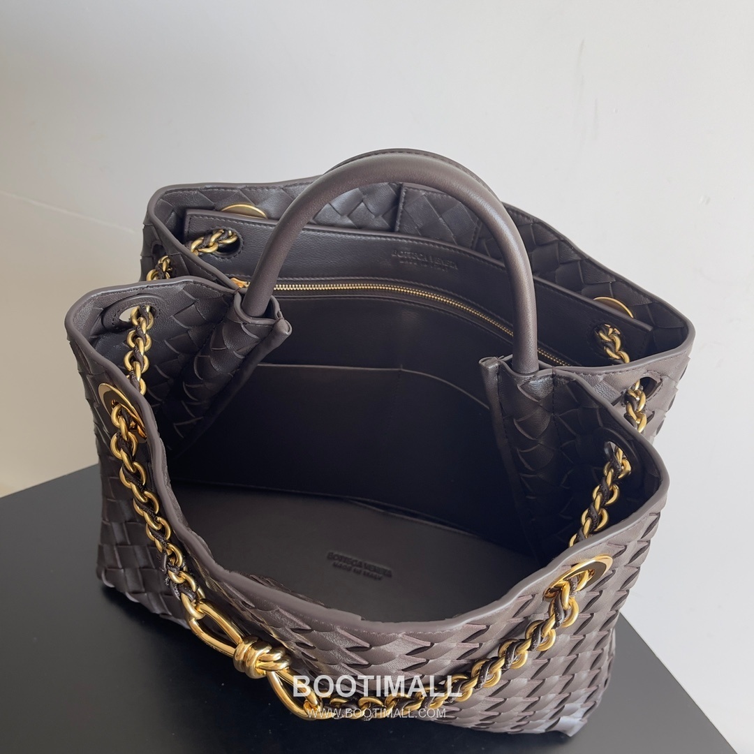 Bottega Veneta Andiamo Intrecciato Leather Chain Shoulder Bag with Brass Chain Detail 보테가베네타 안디아모 인트레치아토 가죽 체인 숄더백 황동 체인 32cm 7