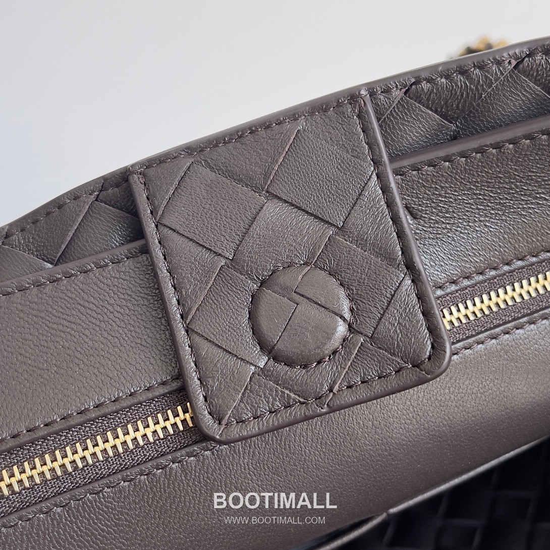 Bottega Veneta Andiamo Intrecciato Leather Chain Shoulder Bag with Brass Chain Detail 보테가베네타 안디아모 인트레치아토 가죽 체인 숄더백 황동 체인 32cm 8