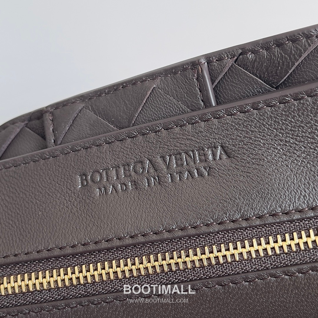 Bottega Veneta Andiamo Intrecciato Leather Chain Shoulder Bag with Brass Chain Detail 보테가베네타 안디아모 인트레치아토 가죽 체인 숄더백 황동 체인 32cm 9