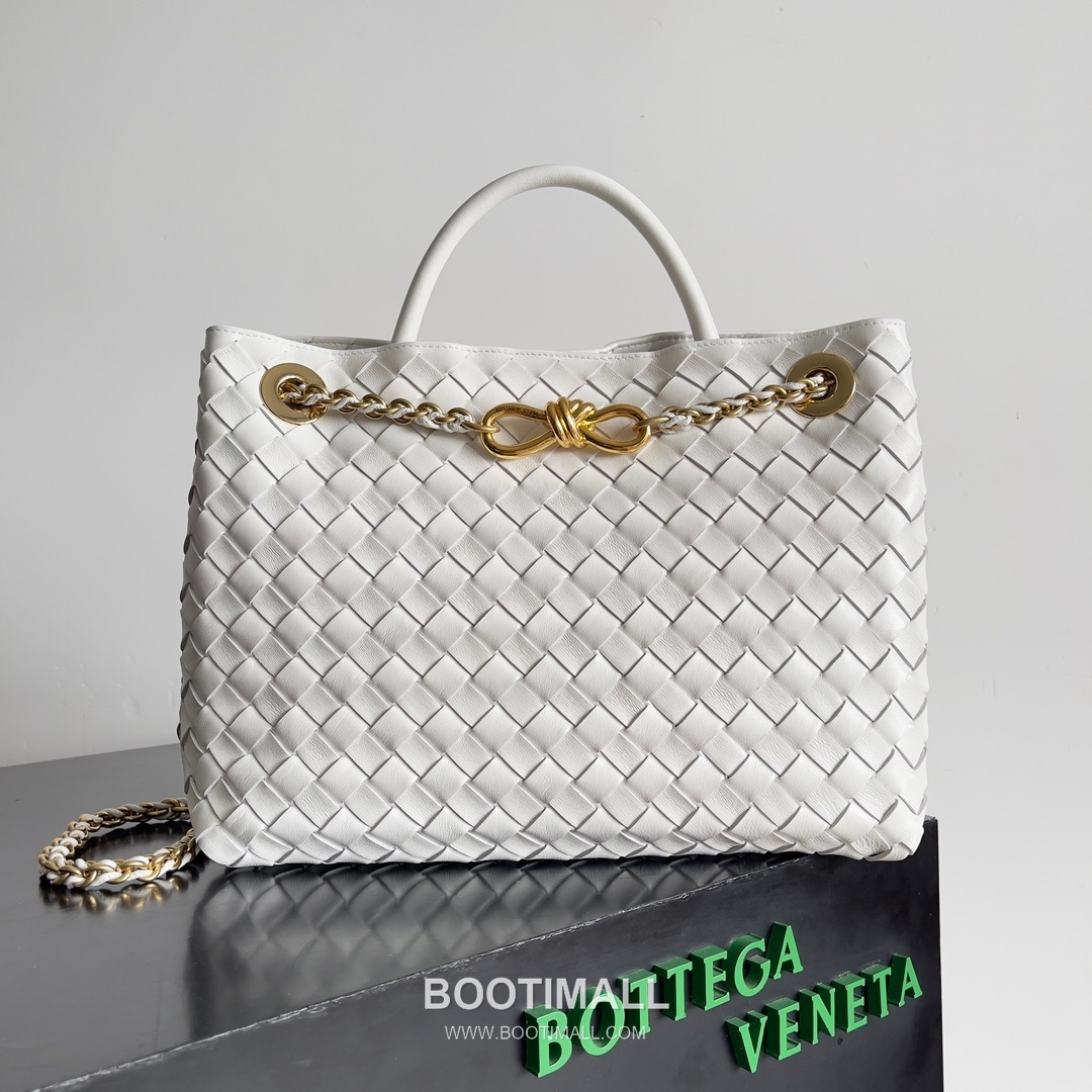 Bottega Veneta Andiamo Intrecciato Leather Chain Shoulder Bag with Brass Chain Detail 보테가베네타 안디아모 인트레치아토 가죽 체인 숄더백 황동 체인 32cm 1