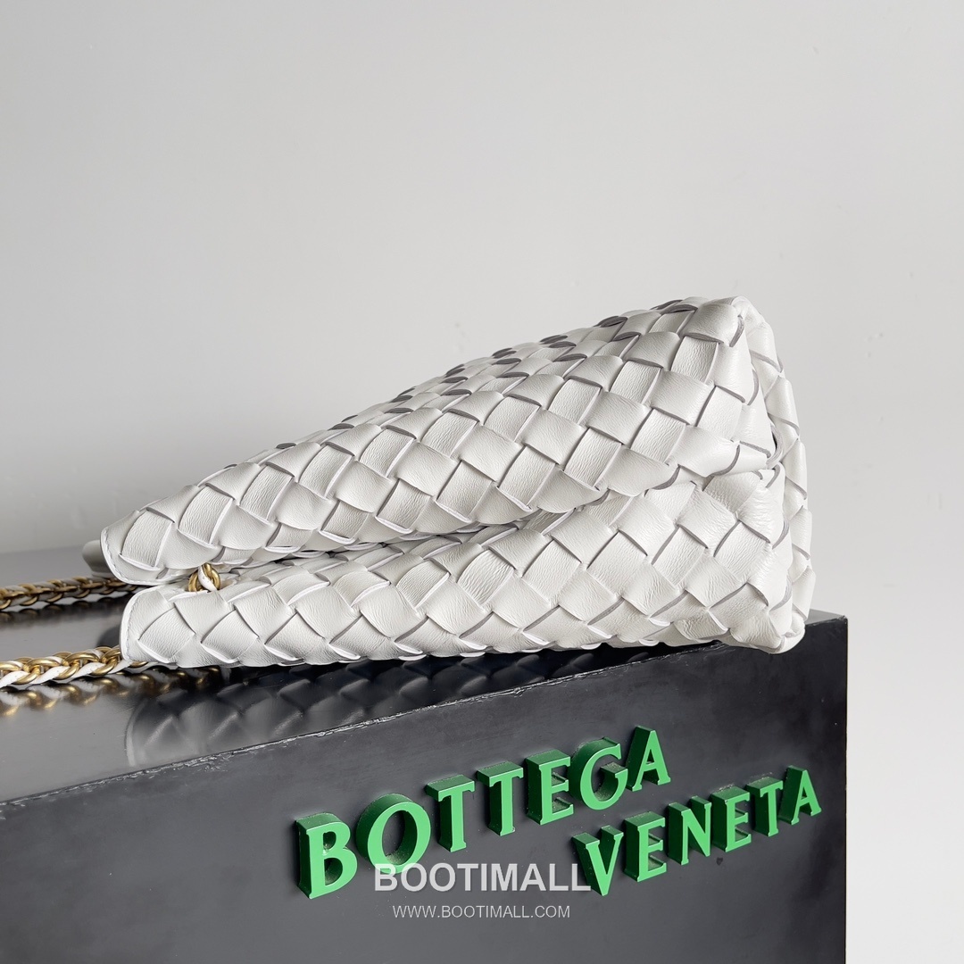 Bottega Veneta Andiamo Intrecciato Leather Chain Shoulder Bag with Brass Chain Detail 보테가베네타 안디아모 인트레치아토 가죽 체인 숄더백 황동 체인 32cm 2