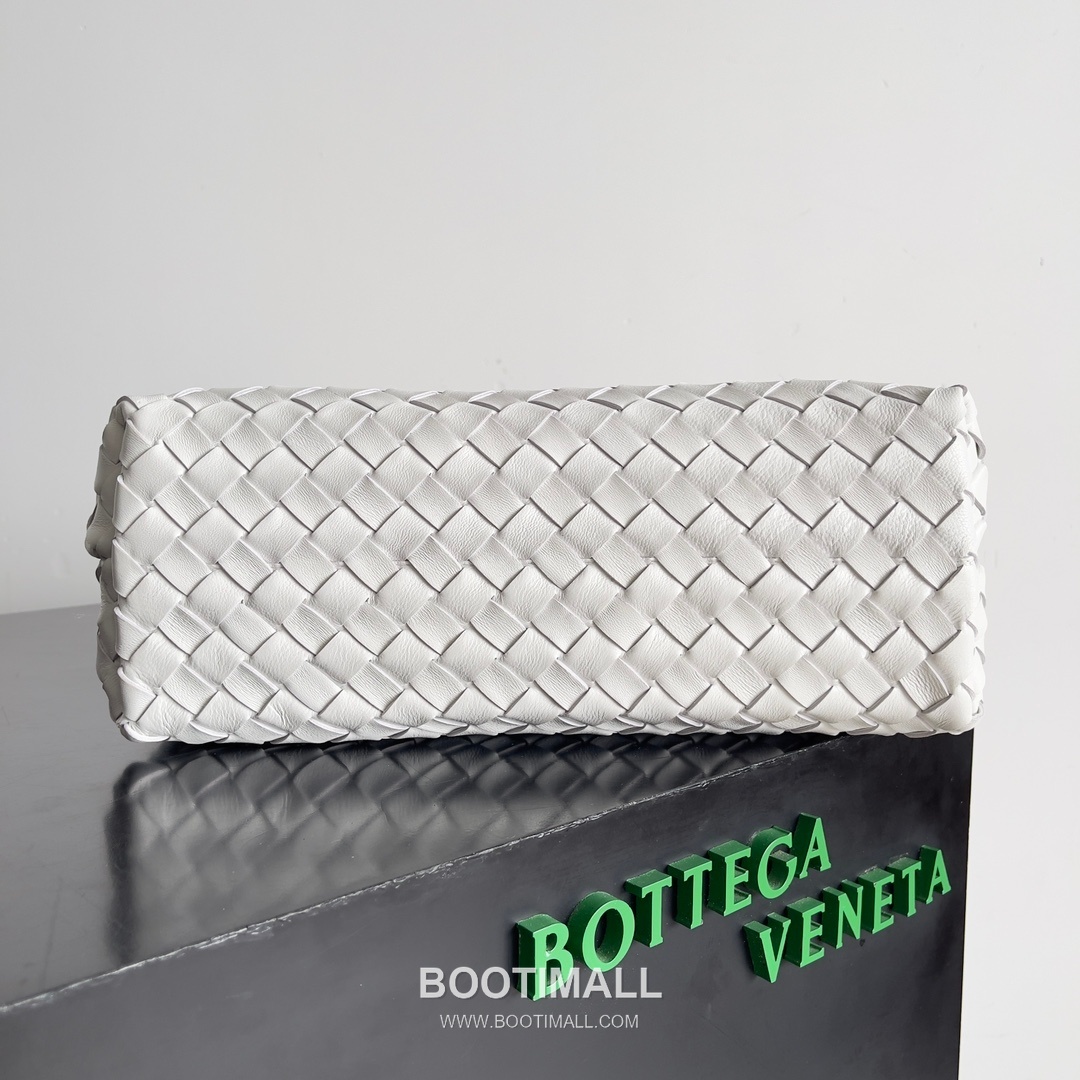 Bottega Veneta Andiamo Intrecciato Leather Chain Shoulder Bag with Brass Chain Detail 보테가베네타 안디아모 인트레치아토 가죽 체인 숄더백 황동 체인 32cm 4