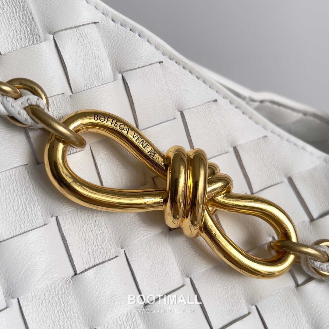 Bottega Veneta Andiamo Intrecciato Leather Chain Shoulder Bag with Brass Chain Detail 보테가베네타 안디아모 인트레치아토 가죽 체인 숄더백 황동 체인 32cm 5