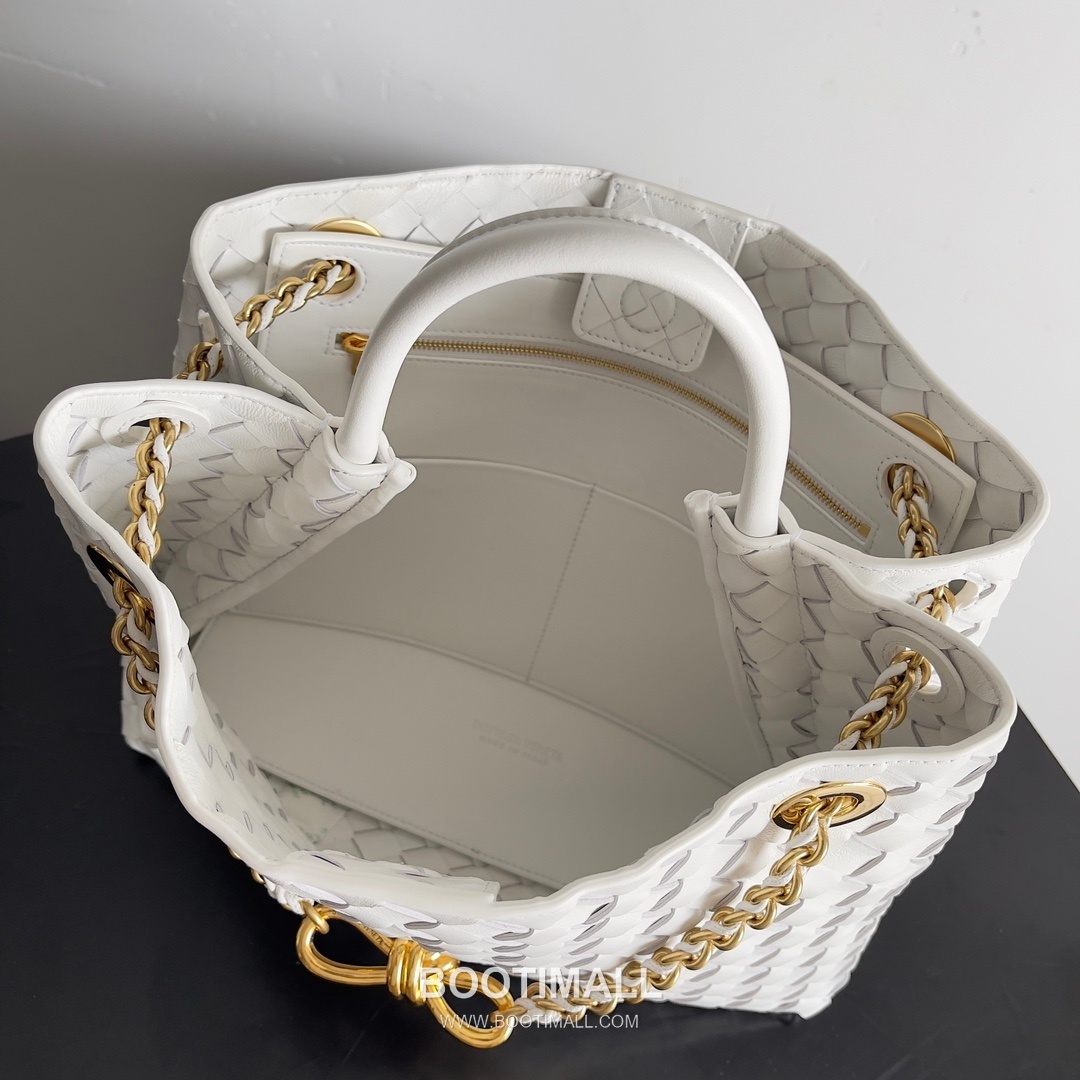 Bottega Veneta Andiamo Intrecciato Leather Chain Shoulder Bag with Brass Chain Detail 보테가베네타 안디아모 인트레치아토 가죽 체인 숄더백 황동 체인 32cm 7