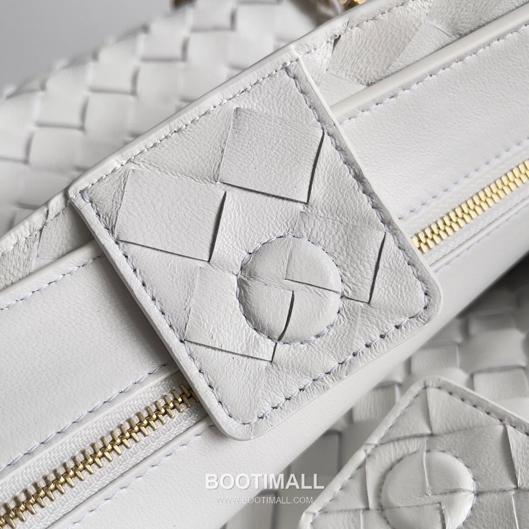 Bottega Veneta Andiamo Intrecciato Leather Chain Shoulder Bag with Brass Chain Detail 보테가베네타 안디아모 인트레치아토 가죽 체인 숄더백 황동 체인 32cm 9