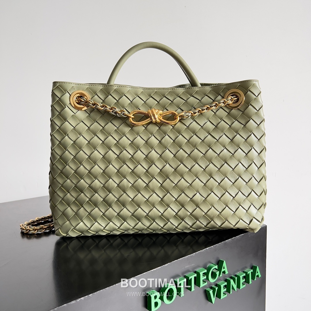 Bottega Veneta Andiamo Intrecciato Leather Chain Shoulder Bag with Brass Chain Detail 보테가베네타 안디아모 인트레치아토 가죽 체인 숄더백 황동 체인 32cm 1