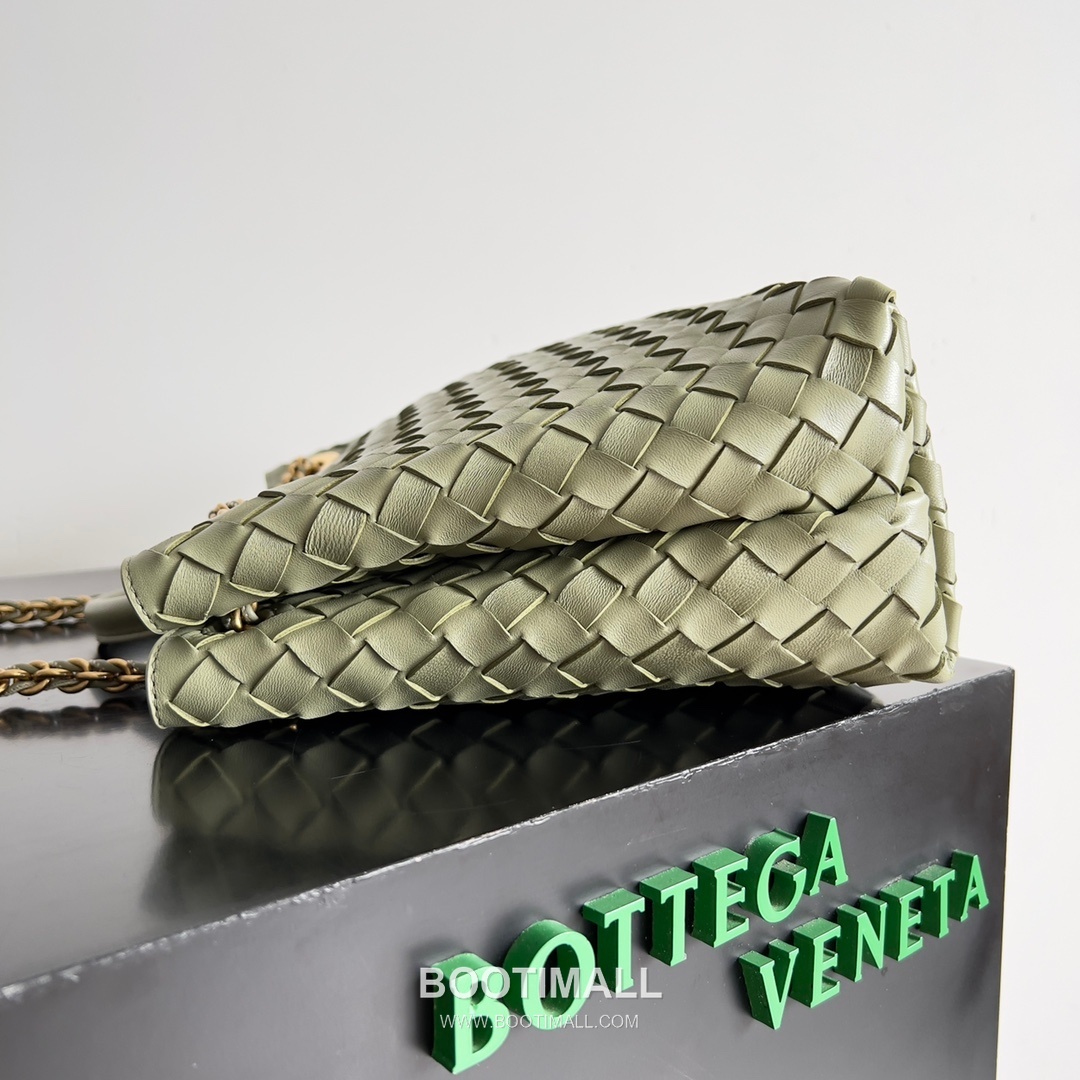 Bottega Veneta Andiamo Intrecciato Leather Chain Shoulder Bag with Brass Chain Detail 보테가베네타 안디아모 인트레치아토 가죽 체인 숄더백 황동 체인 32cm 2