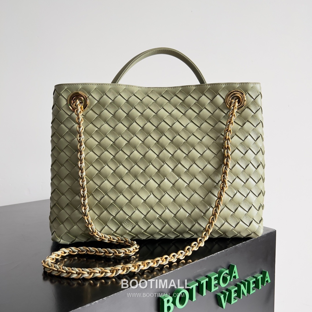Bottega Veneta Andiamo Intrecciato Leather Chain Shoulder Bag with Brass Chain Detail 보테가베네타 안디아모 인트레치아토 가죽 체인 숄더백 황동 체인 32cm 3