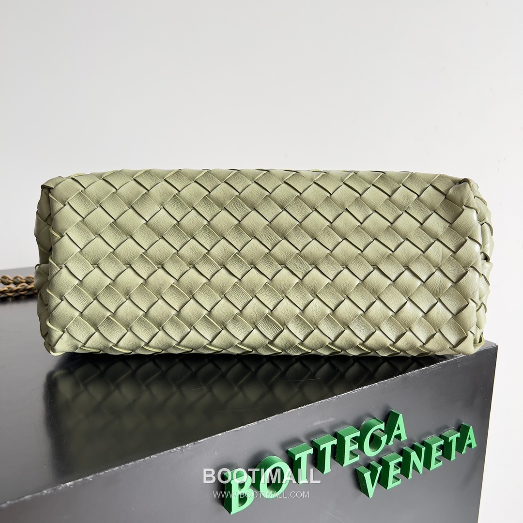 Bottega Veneta Andiamo Intrecciato Leather Chain Shoulder Bag with Brass Chain Detail 보테가베네타 안디아모 인트레치아토 가죽 체인 숄더백 황동 체인 32cm 4