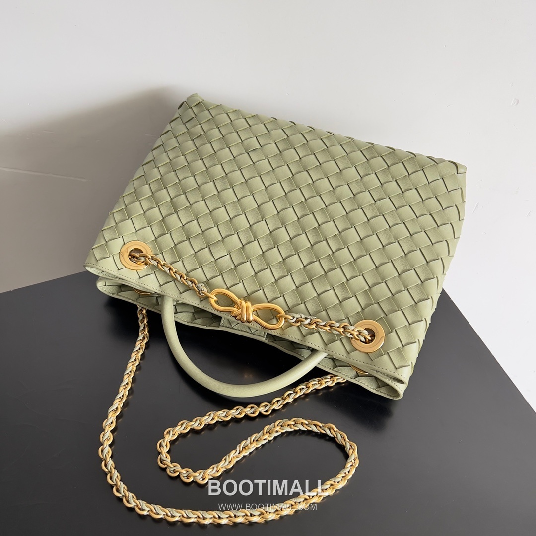 Bottega Veneta Andiamo Intrecciato Leather Chain Shoulder Bag with Brass Chain Detail 보테가베네타 안디아모 인트레치아토 가죽 체인 숄더백 황동 체인 32cm 6