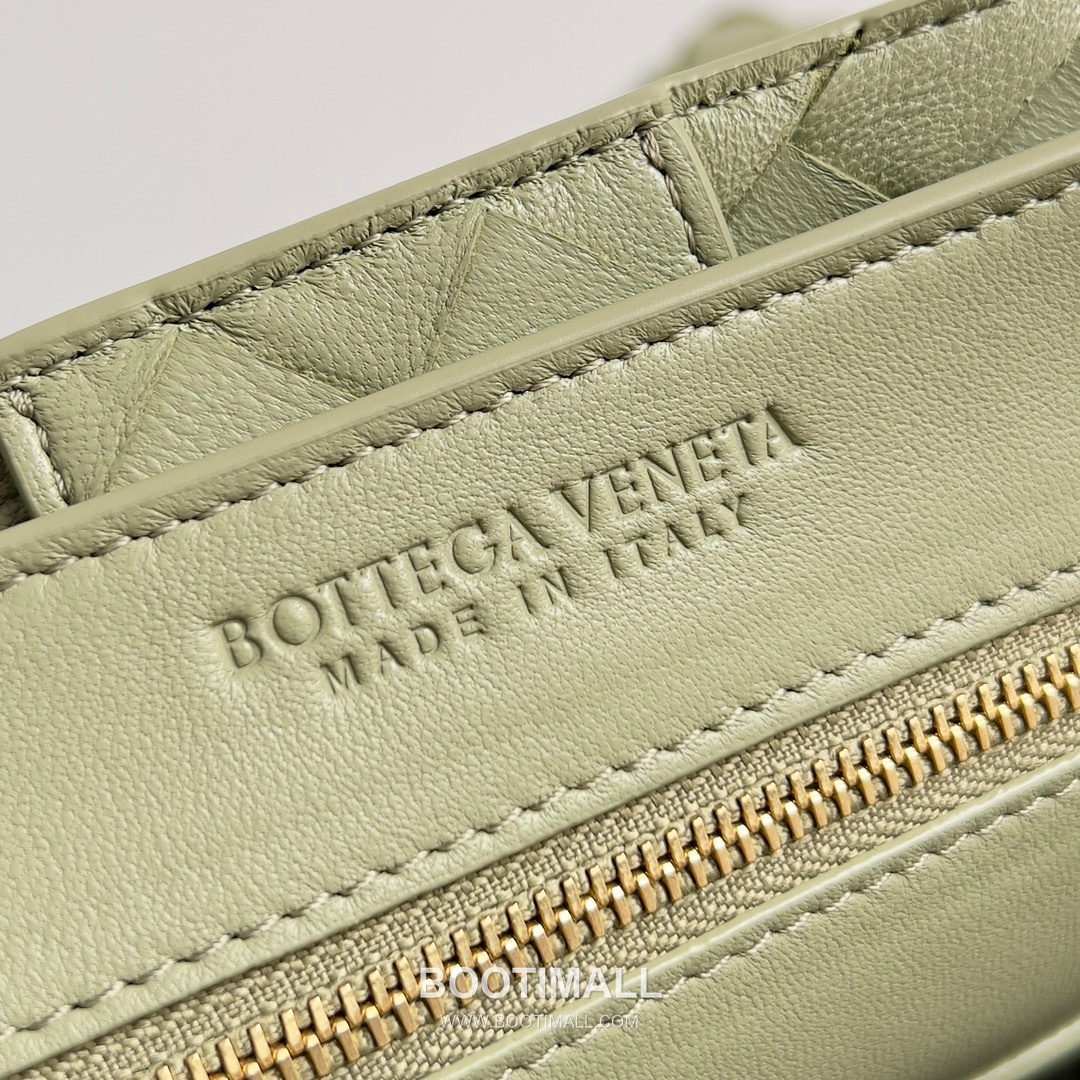 Bottega Veneta Andiamo Intrecciato Leather Chain Shoulder Bag with Brass Chain Detail 보테가베네타 안디아모 인트레치아토 가죽 체인 숄더백 황동 체인 32cm 9