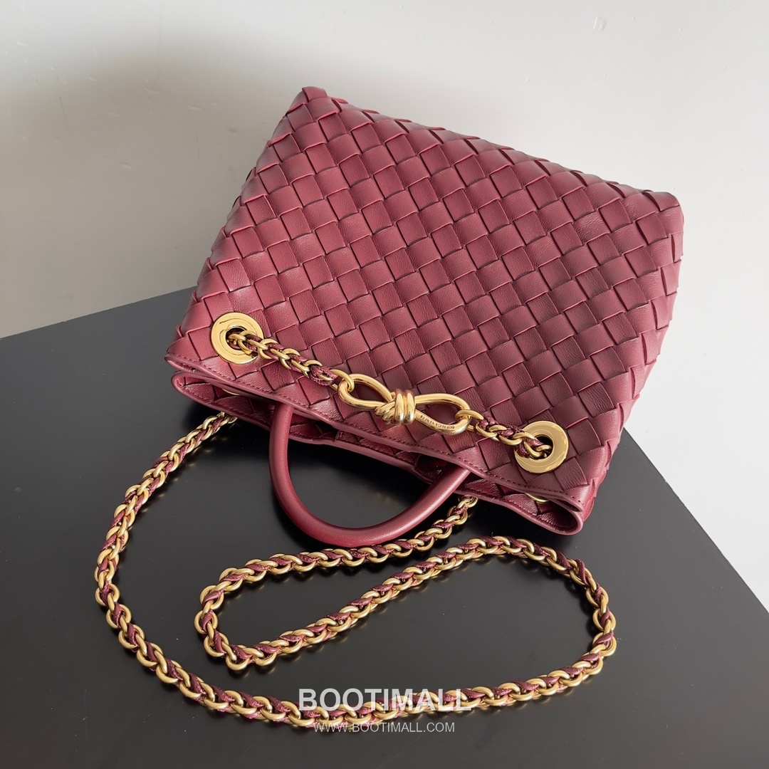 Bottega Veneta Andiamo Intrecciato Leather Chain Shoulder Bag with Brass Chain Detail 보테가베네타 안디아모 인트레치아토 가죽 체인 숄더백 황동 체인 25cm 2