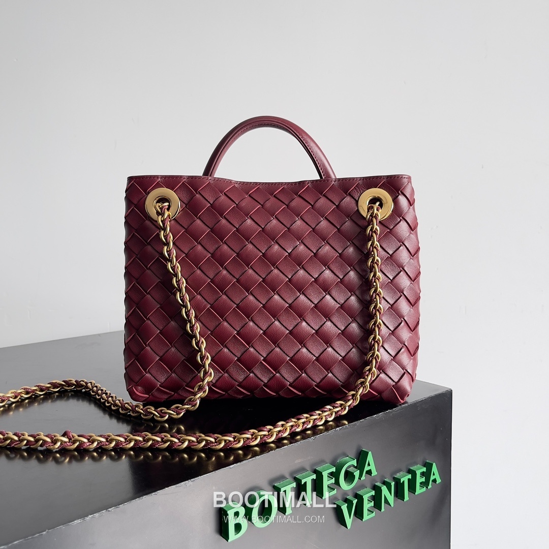 Bottega Veneta Andiamo Intrecciato Leather Chain Shoulder Bag with Brass Chain Detail 보테가베네타 안디아모 인트레치아토 가죽 체인 숄더백 황동 체인 25cm 3