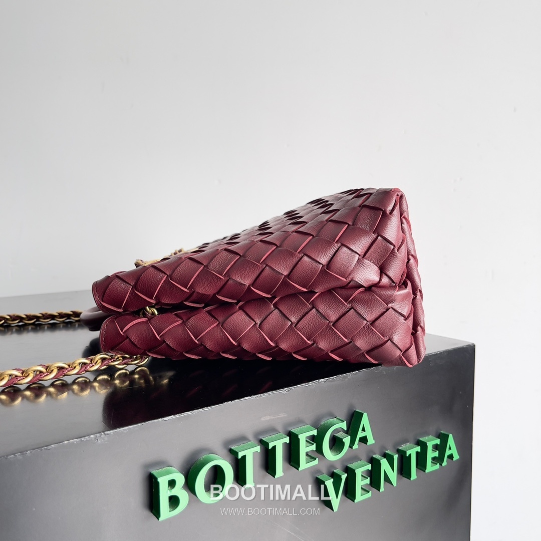 Bottega Veneta Andiamo Intrecciato Leather Chain Shoulder Bag with Brass Chain Detail 보테가베네타 안디아모 인트레치아토 가죽 체인 숄더백 황동 체인 25cm 4