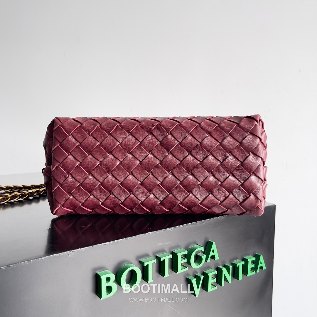 Bottega Veneta Andiamo Intrecciato Leather Chain Shoulder Bag with Brass Chain Detail 보테가베네타 안디아모 인트레치아토 가죽 체인 숄더백 황동 체인 25cm 5