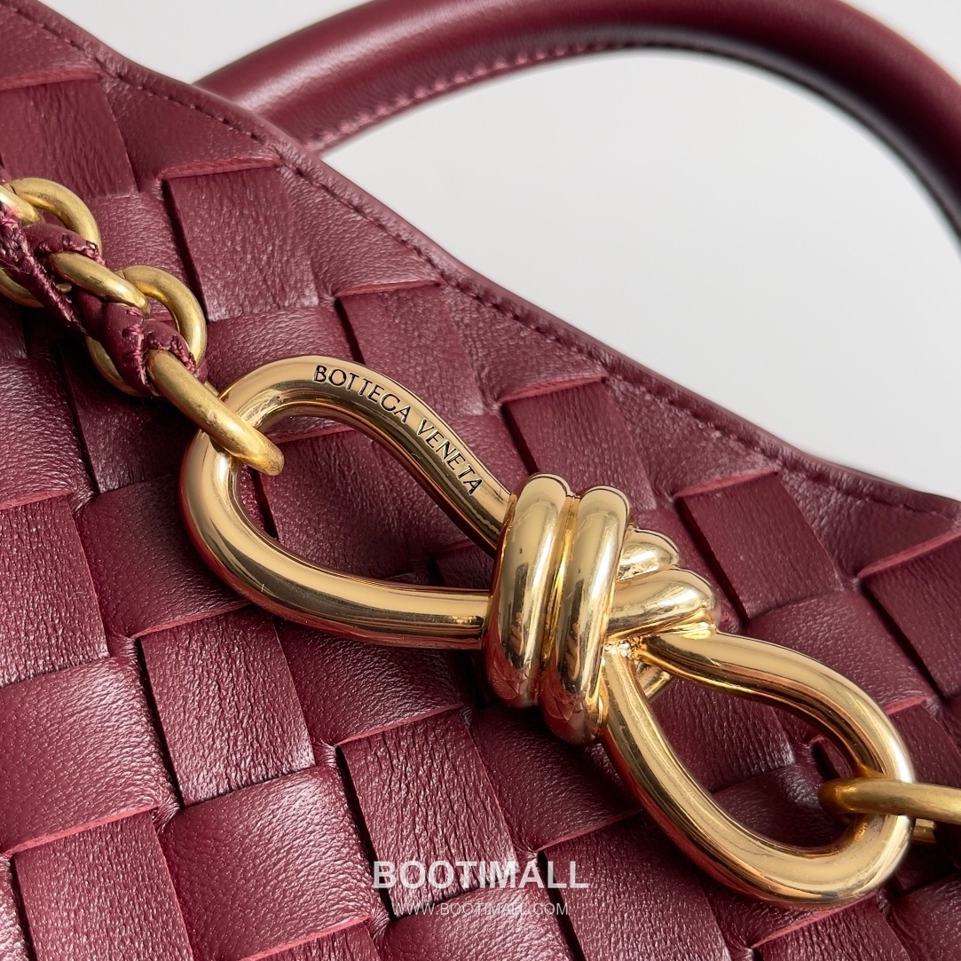 Bottega Veneta Andiamo Intrecciato Leather Chain Shoulder Bag with Brass Chain Detail 보테가베네타 안디아모 인트레치아토 가죽 체인 숄더백 황동 체인 25cm 6