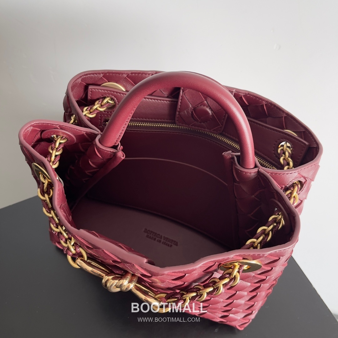 Bottega Veneta Andiamo Intrecciato Leather Chain Shoulder Bag with Brass Chain Detail 보테가베네타 안디아모 인트레치아토 가죽 체인 숄더백 황동 체인 25cm 7