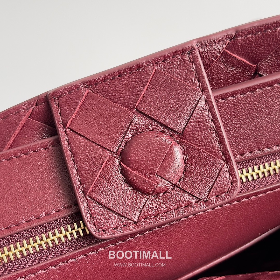 Bottega Veneta Andiamo Intrecciato Leather Chain Shoulder Bag with Brass Chain Detail 보테가베네타 안디아모 인트레치아토 가죽 체인 숄더백 황동 체인 25cm 8