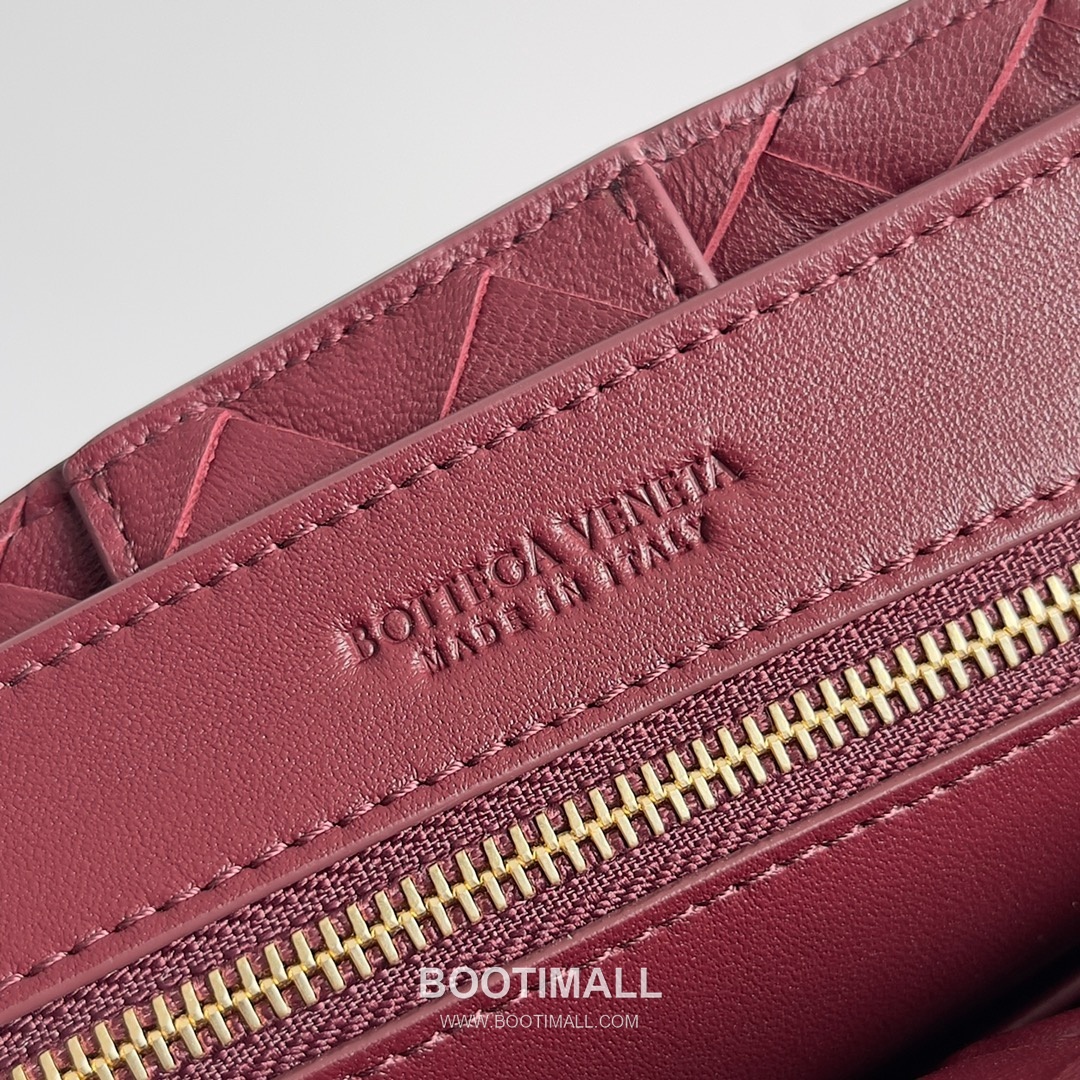 Bottega Veneta Andiamo Intrecciato Leather Chain Shoulder Bag with Brass Chain Detail 보테가베네타 안디아모 인트레치아토 가죽 체인 숄더백 황동 체인 25cm 9