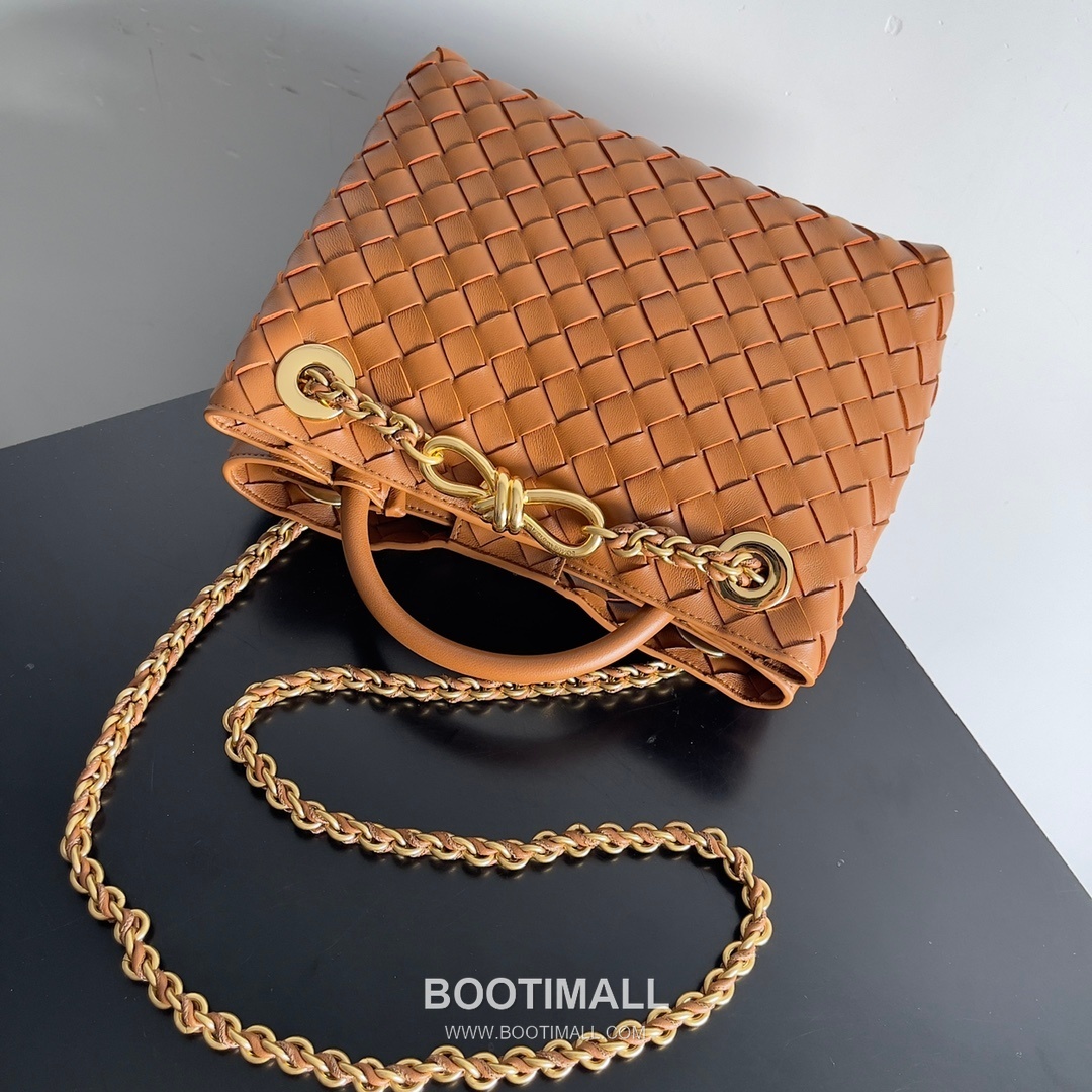 Bottega Veneta Andiamo Intrecciato Leather Chain Shoulder Bag with Brass Chain Detail 보테가베네타 안디아모 인트레치아토 가죽 체인 숄더백 황동 체인 25cm 2